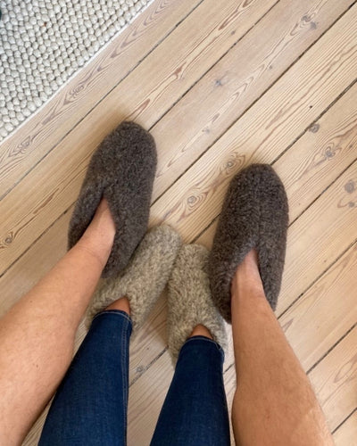 Chaussons en laine – Gris foncé / brun (modèle bas)