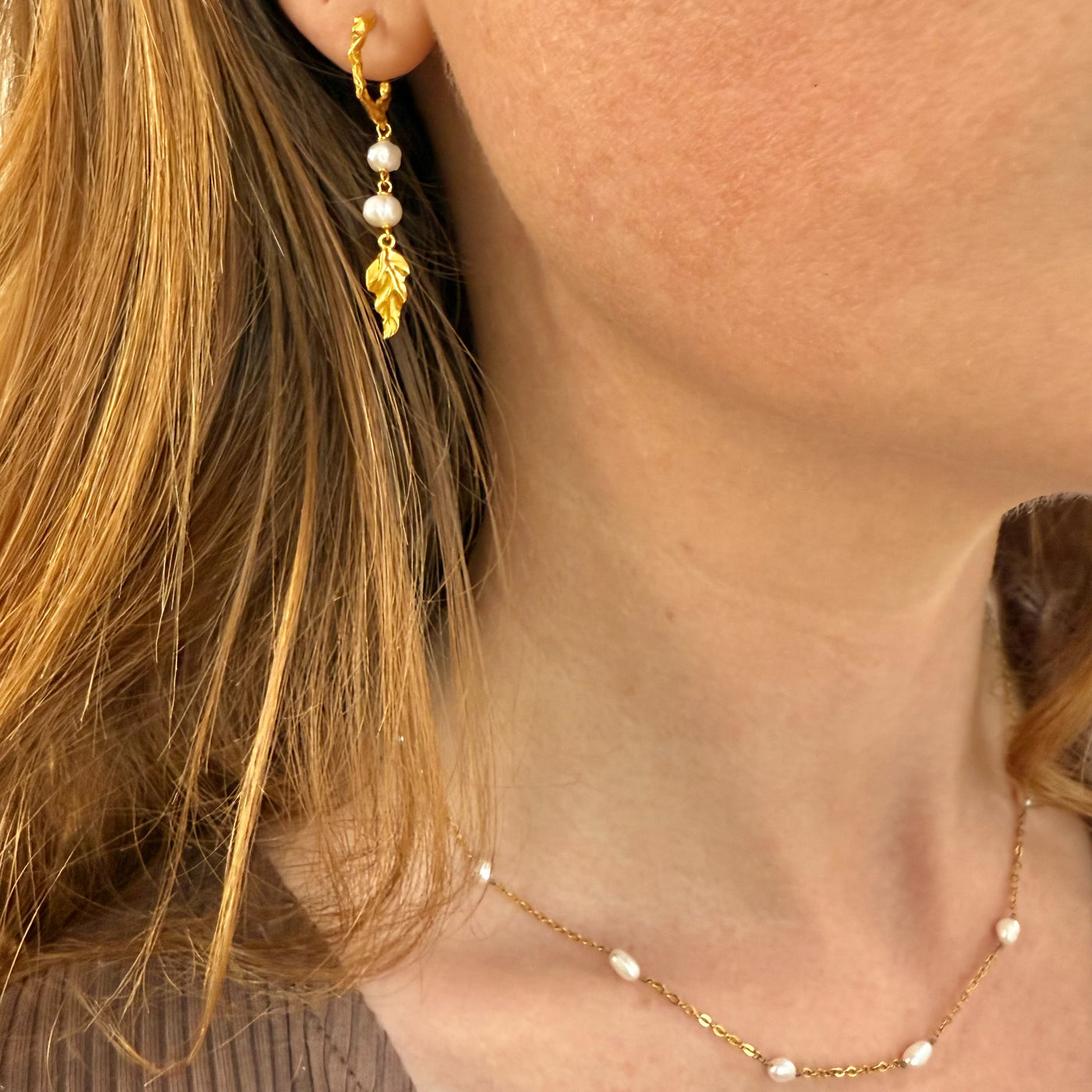 Boucles d’oreilles pendantes avec perles, dorées à l’or fin