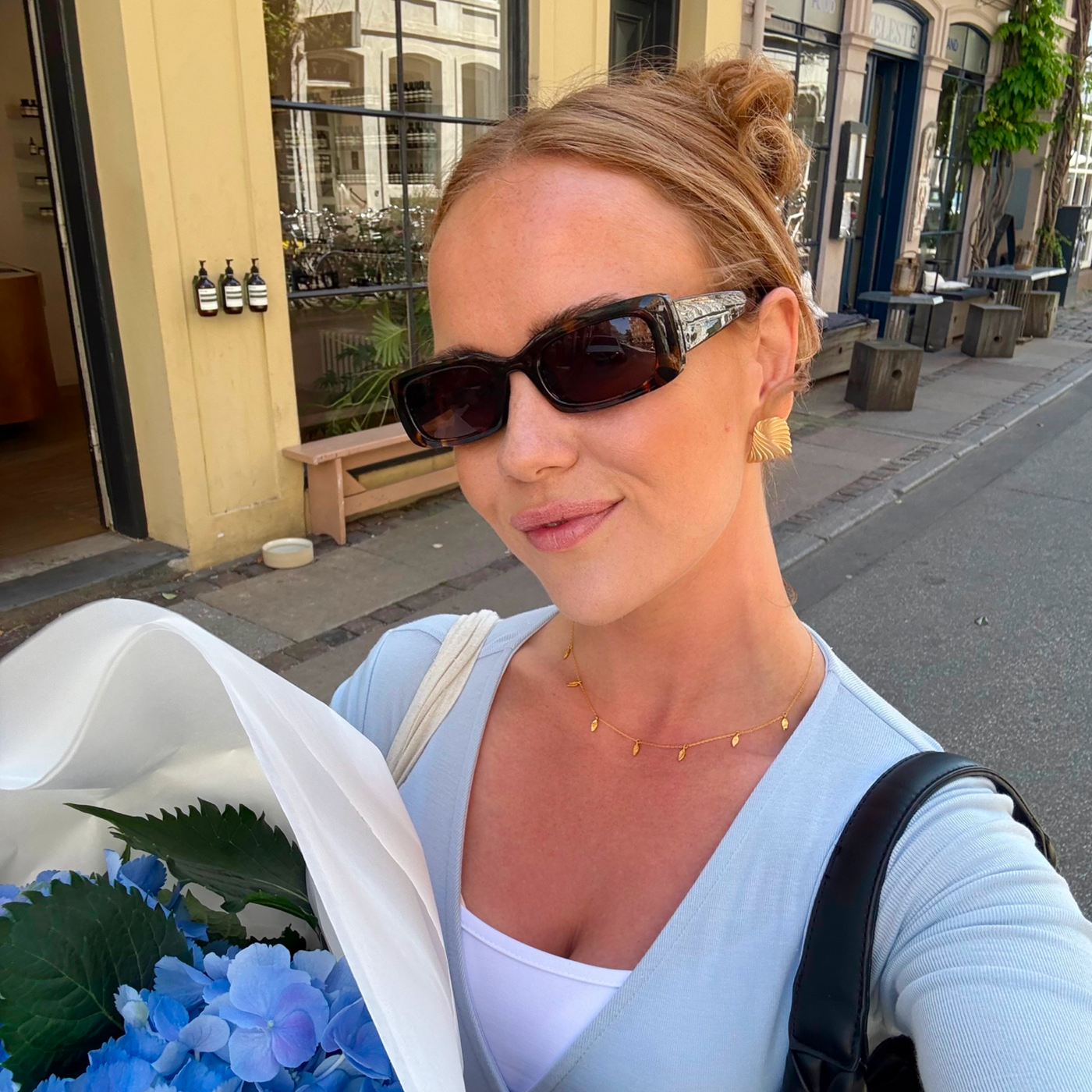 Collier avec pendentif feuille, finition couleur or