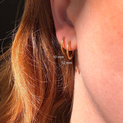 Boucles d’oreilles créoles dorées - disponibles en plusieurs tailles.