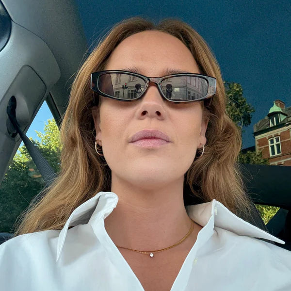 Boucles d’oreilles créoles dorées - disponibles en plusieurs tailles.