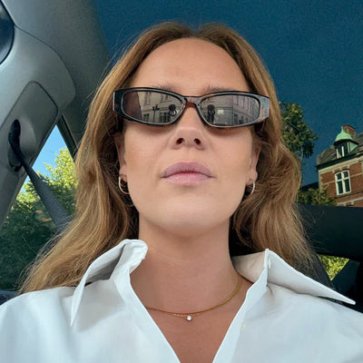 Boucles d’oreilles créoles dorées - disponibles en plusieurs tailles.