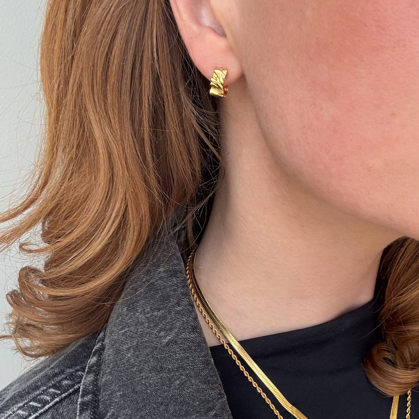 Créoles Wave Twist 12 mm – Finition dorée