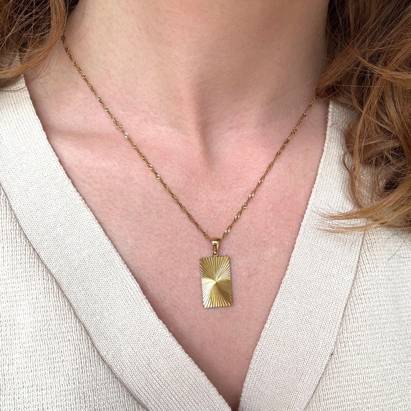 Collier Soleil Carré – Finition dorée