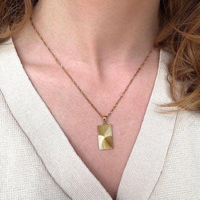 Collier Soleil Carré – Finition dorée