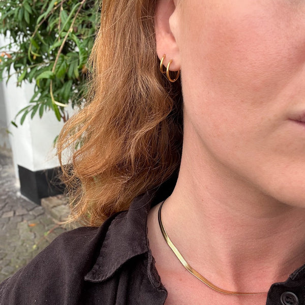 Boucles d’oreilles créoles dorées - disponibles en plusieurs tailles.