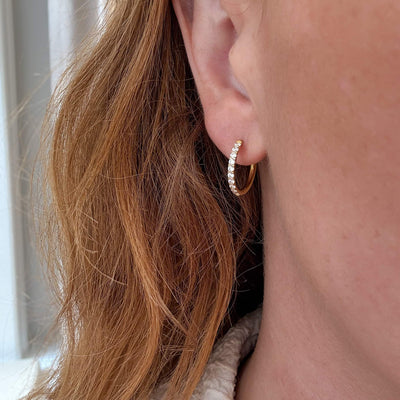 Créoles 14 mm avec cristaux, finition couleur or 18 carats