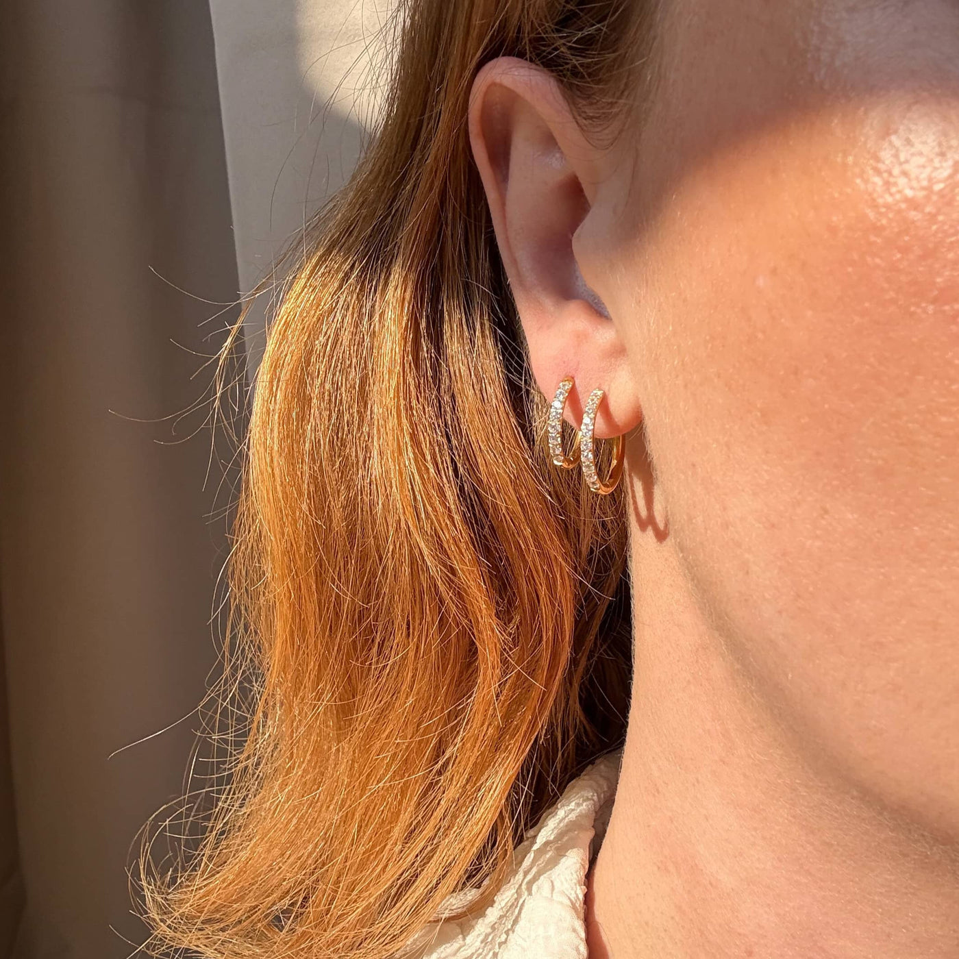 Créoles 14 mm avec cristaux, finition couleur or 18 carats