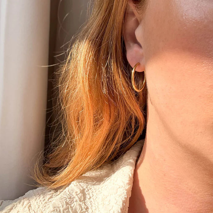 Boucles d’oreilles créoles dorées - disponibles en plusieurs tailles.