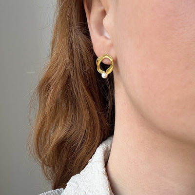 Boucles d’oreilles perle design organique, finition couleur or