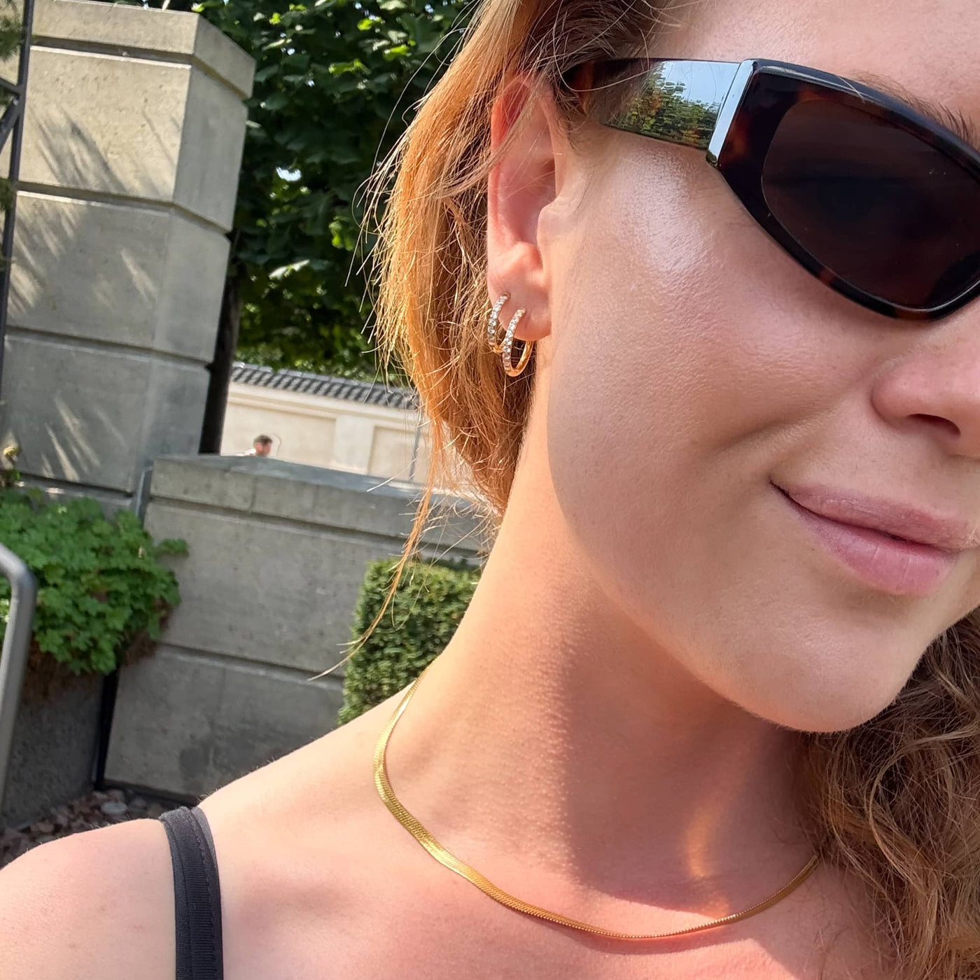 Créoles 14 mm avec cristaux, finition couleur or 18 carats