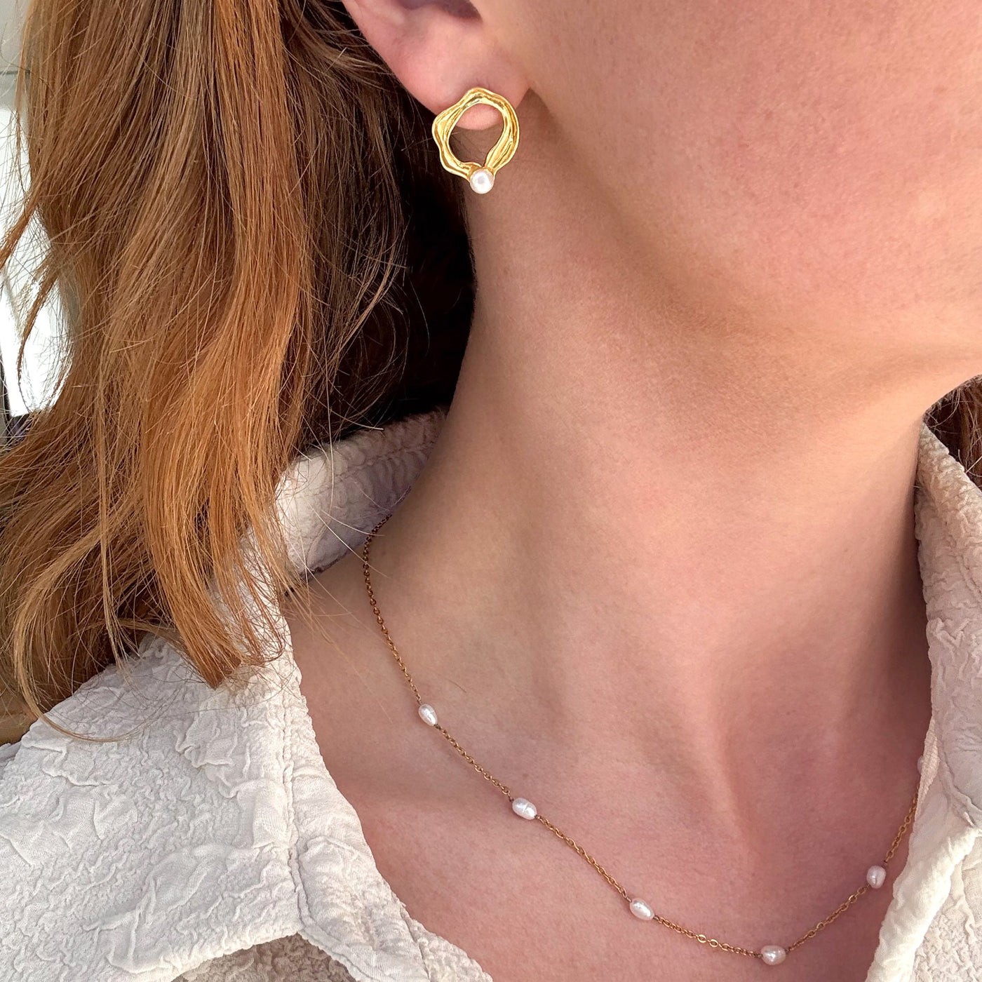 Boucles d’oreilles perle design organique, finition couleur or