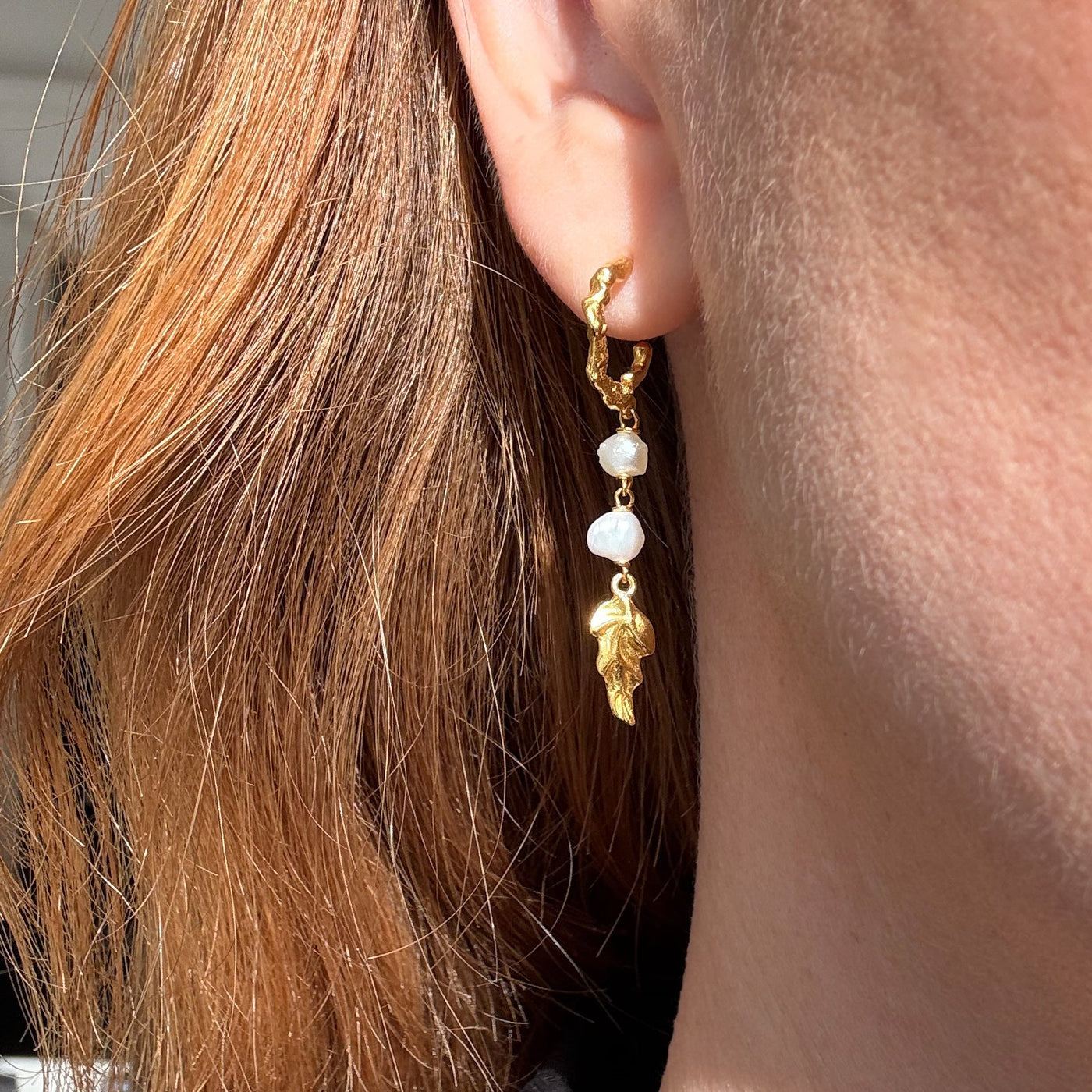 Boucles d’oreilles pendantes avec perles, dorées à l’or fin