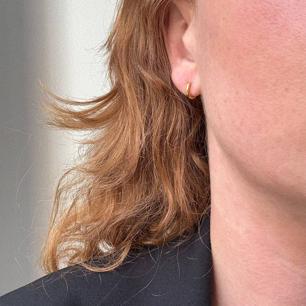 Boucles d’oreilles créoles dorées - disponibles en plusieurs tailles.