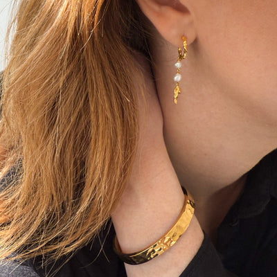 Boucles d’oreilles pendantes avec perles, dorées à l’or fin
