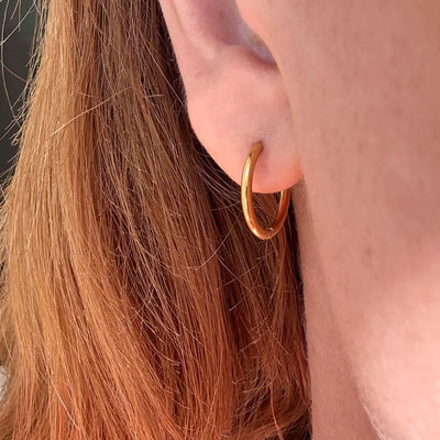 Boucles d’oreilles créoles dorées - disponibles en plusieurs tailles.