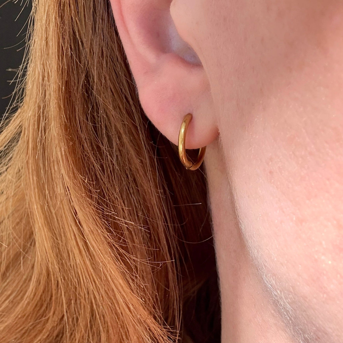 Boucles d’oreilles créoles dorées - disponibles en plusieurs tailles.