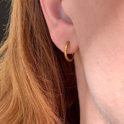 Boucles d’oreilles créoles dorées - disponibles en plusieurs tailles.