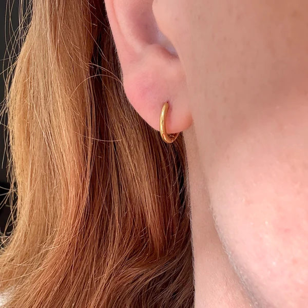 Boucles d’oreilles créoles dorées - disponibles en plusieurs tailles.