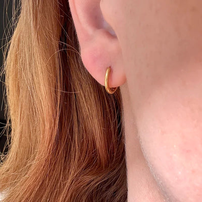 Boucles d’oreilles créoles dorées - disponibles en plusieurs tailles.