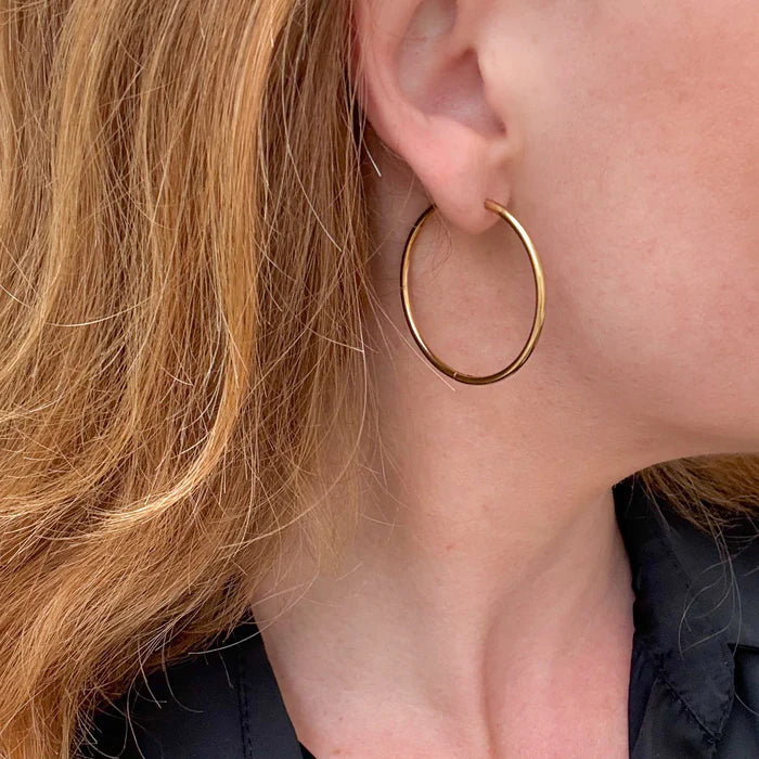 Boucles d’oreilles créoles dorées - disponibles en plusieurs tailles.