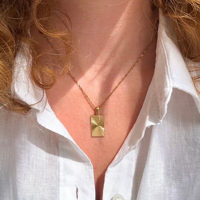 Collier Soleil Carré – Finition dorée