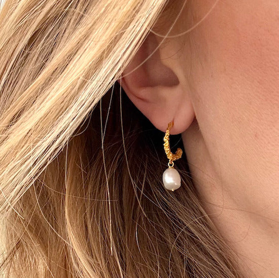 Bague Magma avec perle, design dôme couleur or