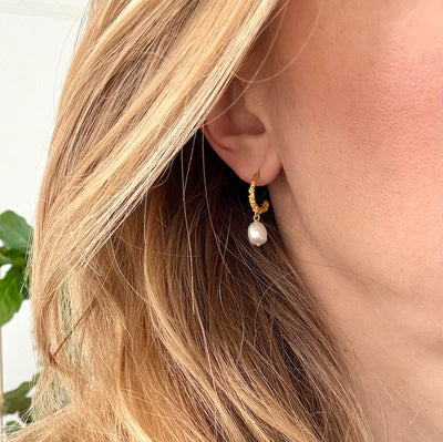 Bague Magma avec perle, design dôme couleur or