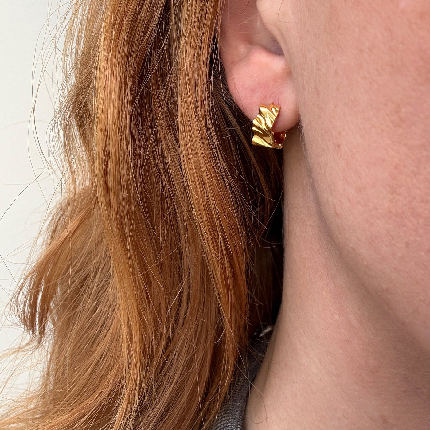 Créoles Wave Twist 12 mm – Finition dorée