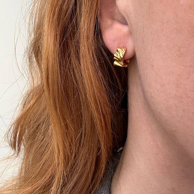 Créoles Wave Twist 12 mm – Finition dorée