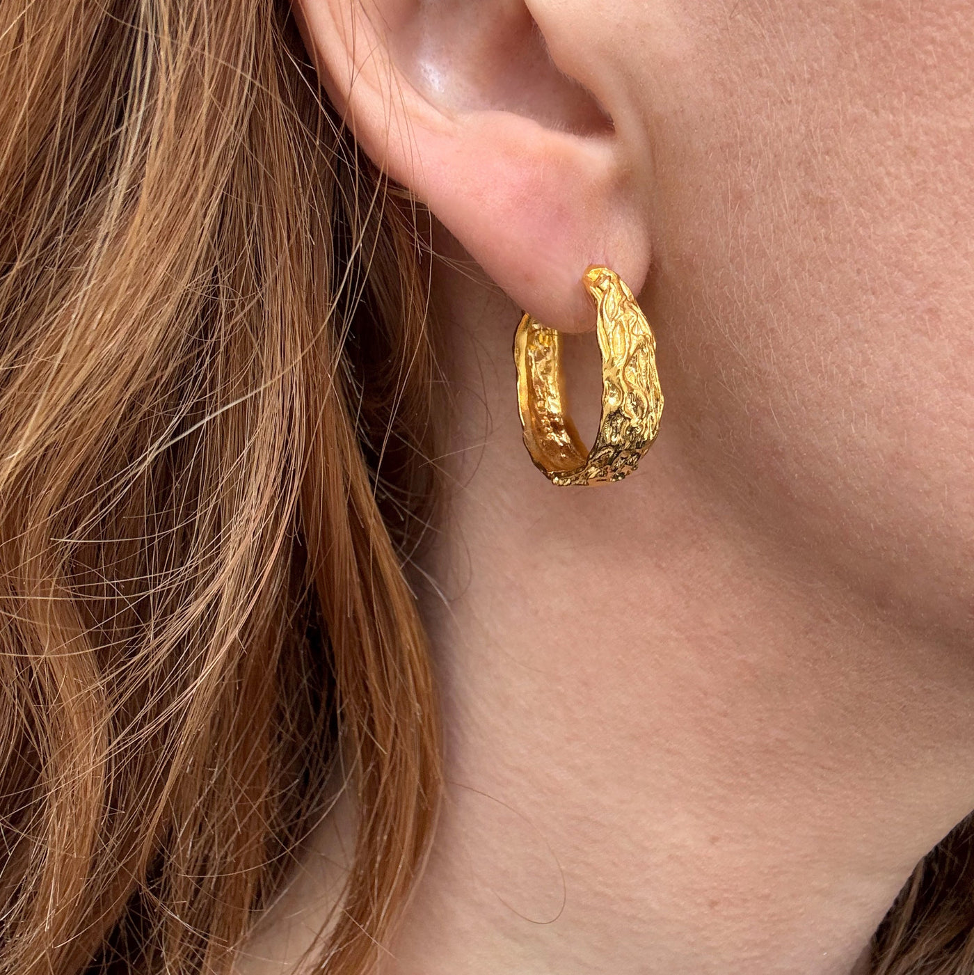 Créoles dorées au design fondu 23,5 mm