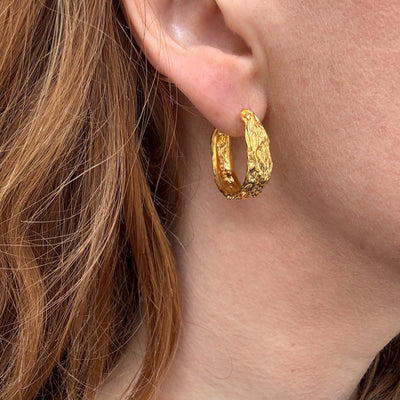 Créoles dorées au design fondu 23,5 mm