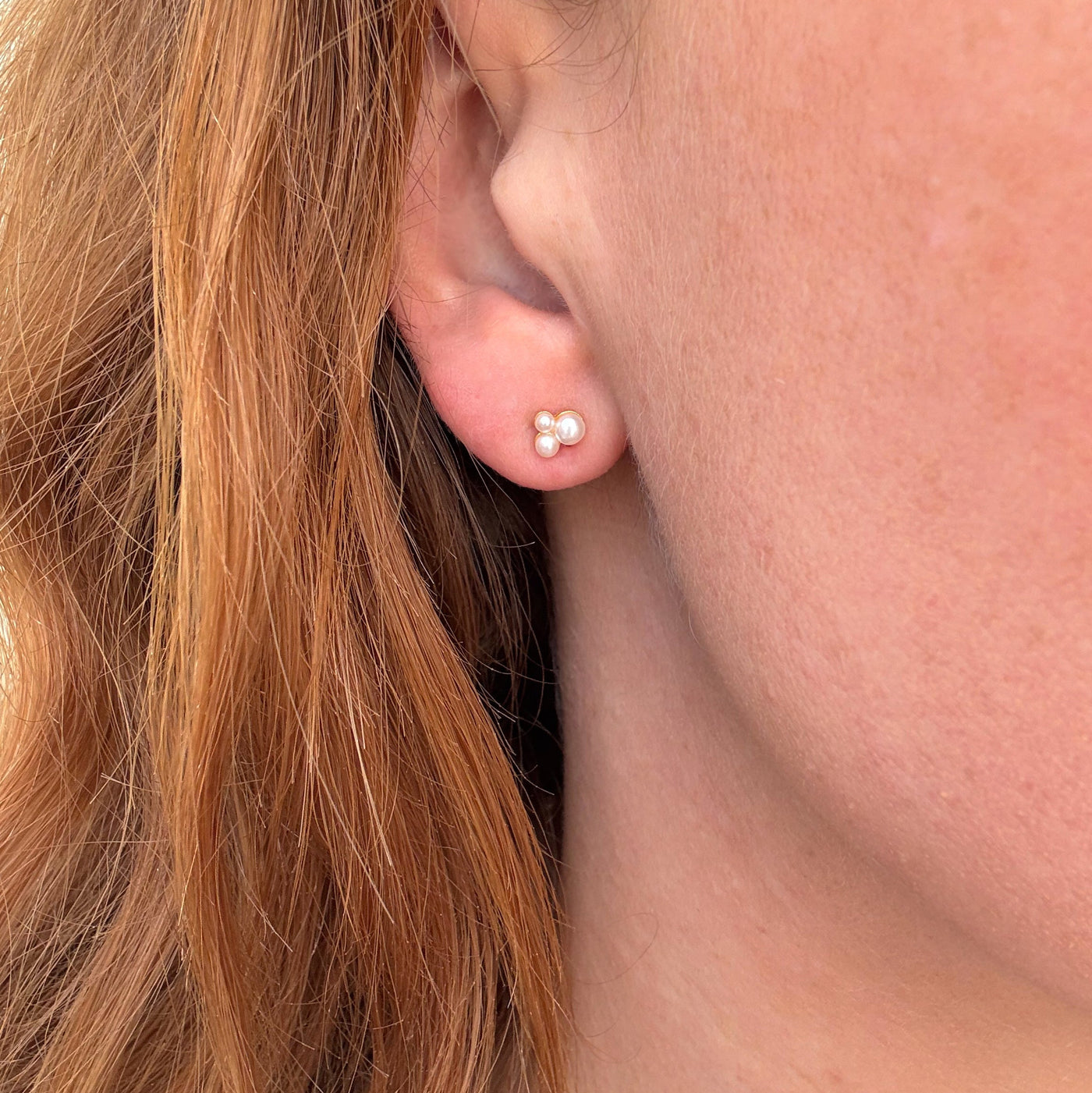 Boucles d’oreilles triple perle, finition couleur or