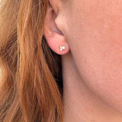 Boucles d’oreilles triple perle, finition couleur or