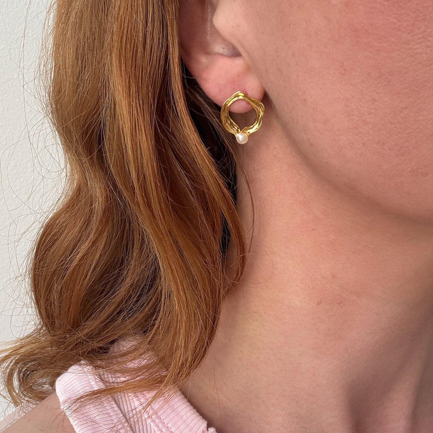 Boucles d’oreilles perle design organique, finition couleur or