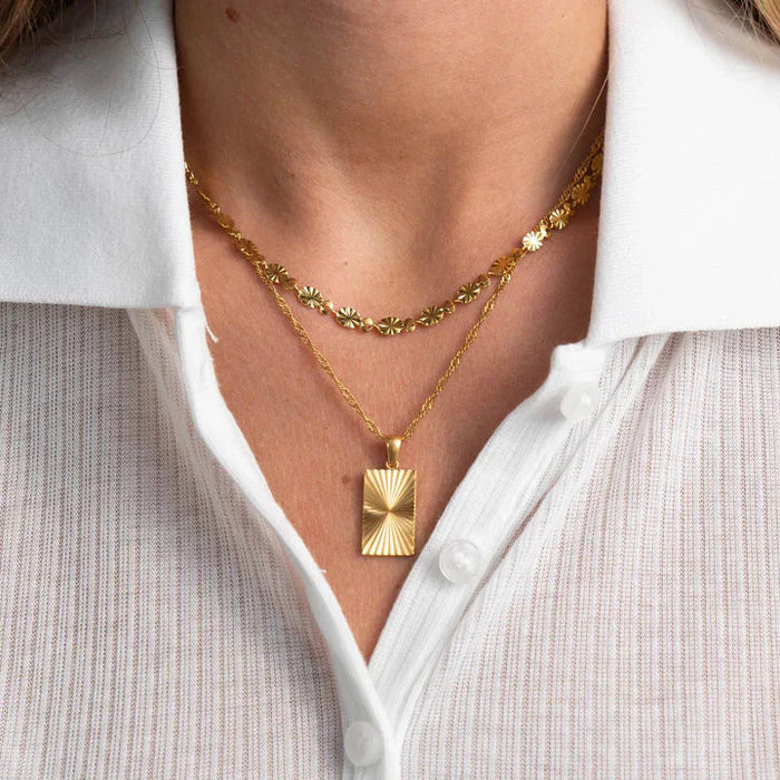 Collier Soleil Carré – Finition dorée