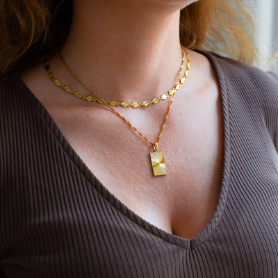 Collier Soleil Carré – Finition dorée