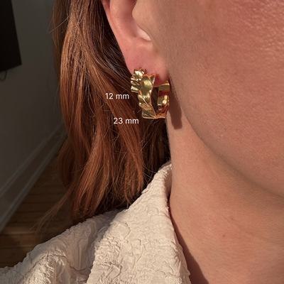 Créoles Wave Twist 12 mm – Finition dorée