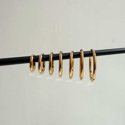 Boucles d’oreilles créoles dorées - disponibles en plusieurs tailles.