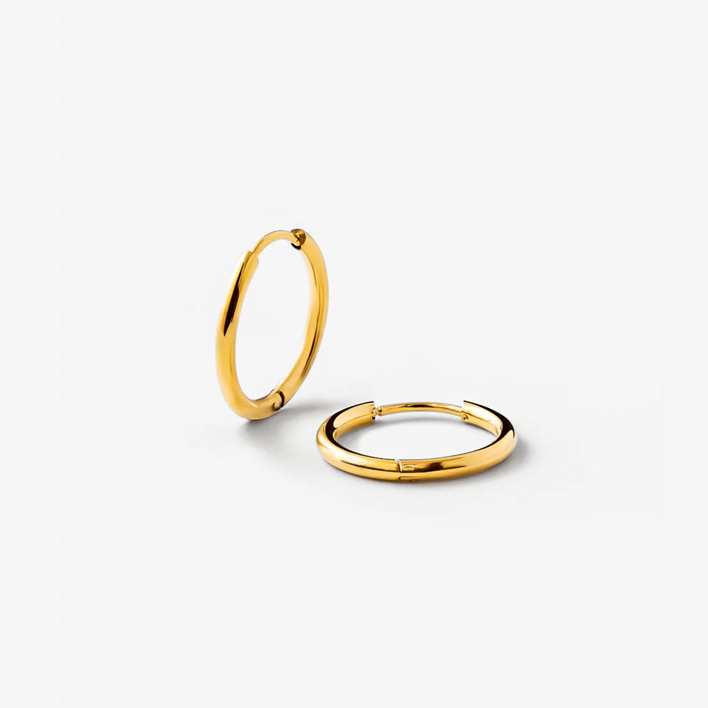 Boucles d’oreilles créoles dorées - disponibles en plusieurs tailles.