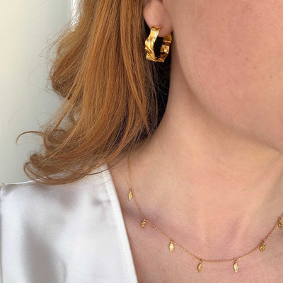 Collier avec pendentif feuille, finition couleur or