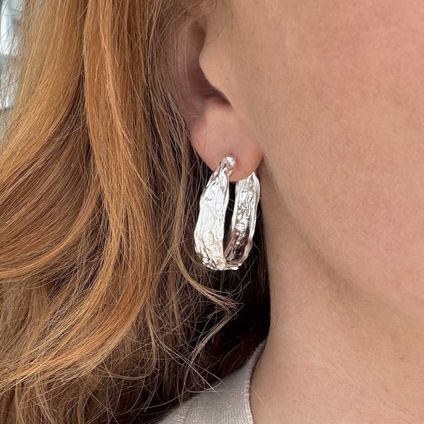 Boucles d’oreilles créoles fondues – Argentées