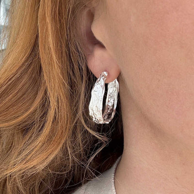 Boucles d’oreilles créoles fondues – Argentées