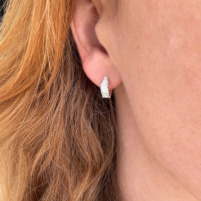 Boucles d’oreilles créoles fondues – Argentées