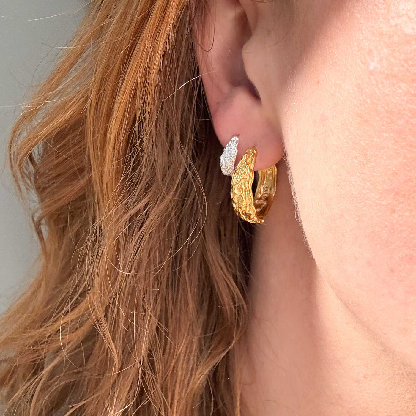 Boucles d’oreilles créoles fondues – Argentées