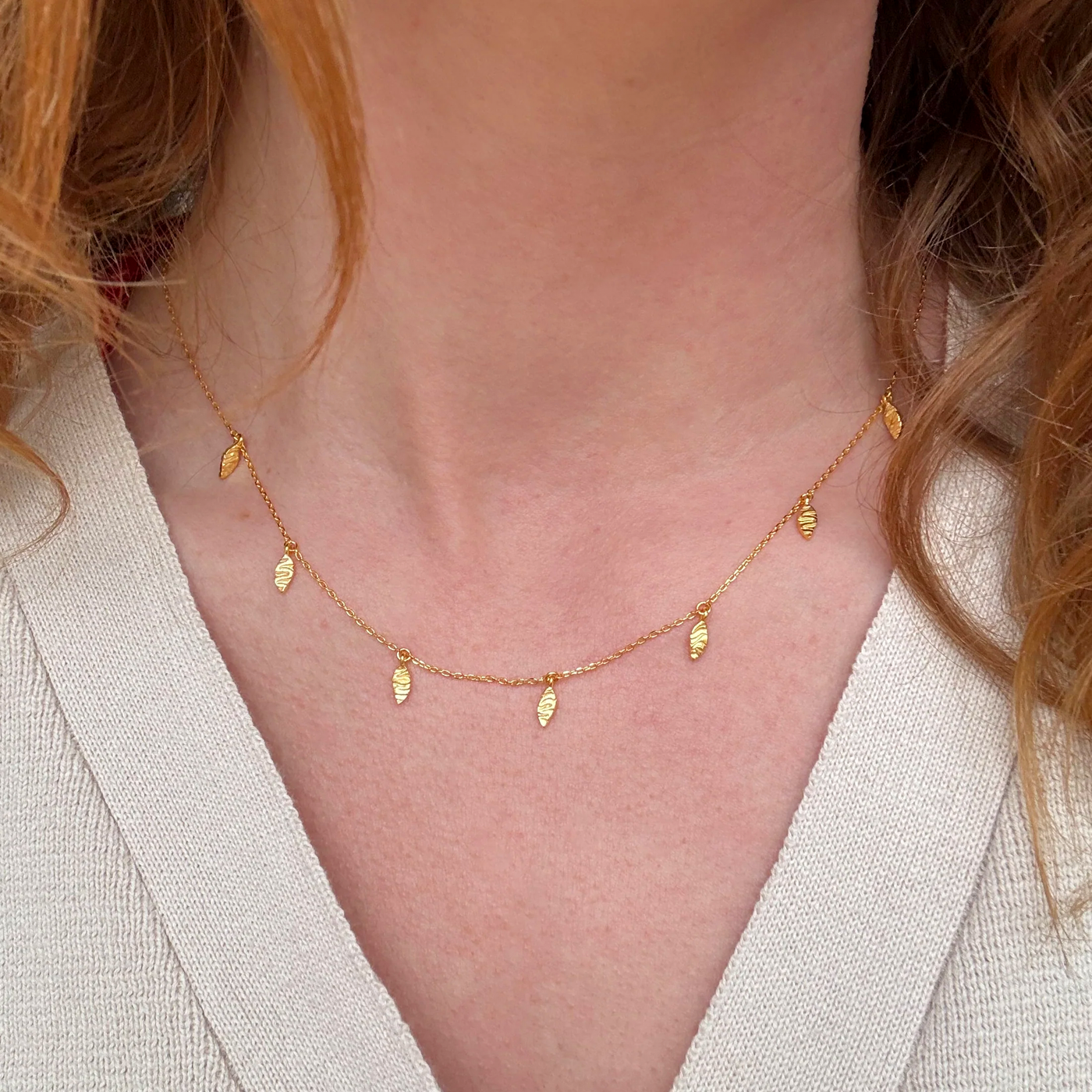 Collier avec pendentif feuille, finition couleur or