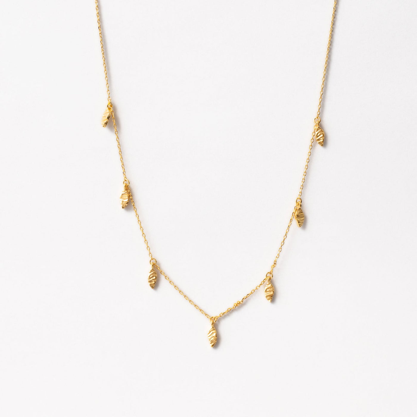 Collier avec pendentif feuille, finition couleur or