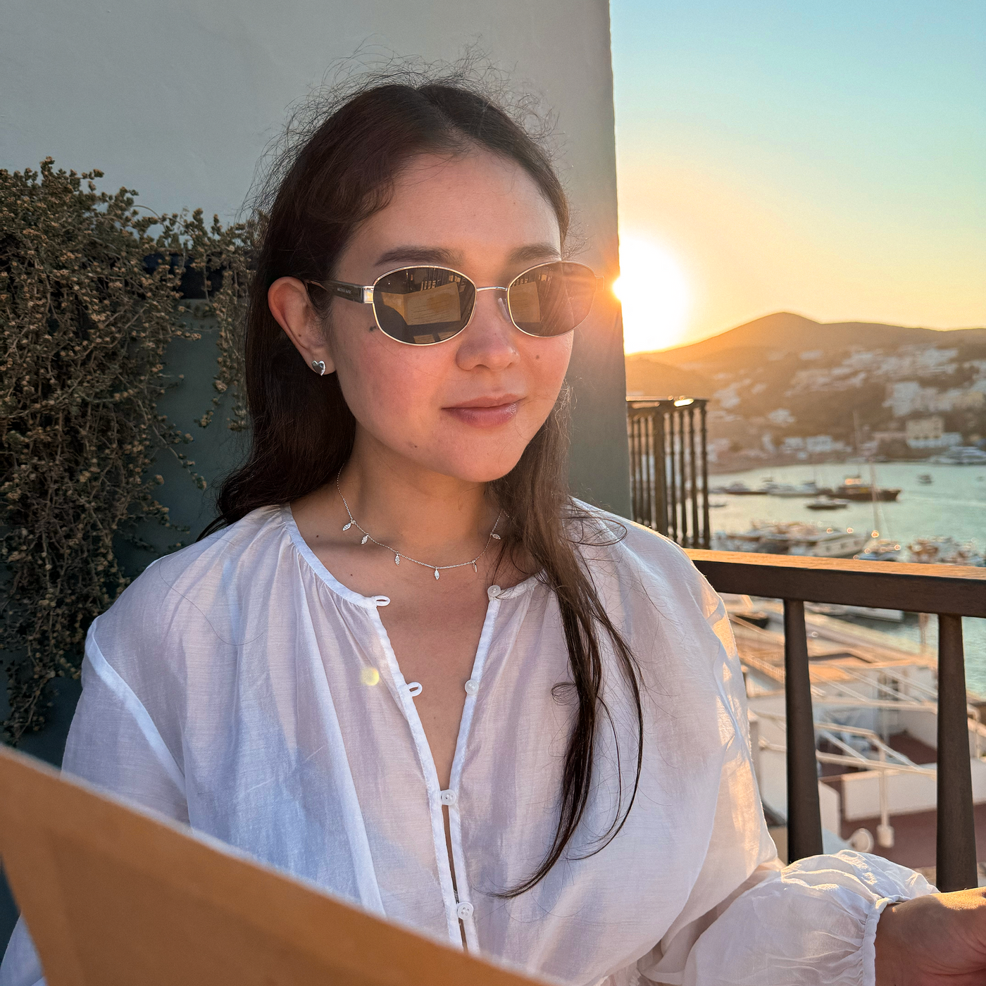 Collier avec pendentif feuille, finition couleur or