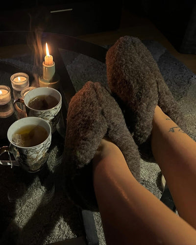 Chaussons en laine – Gris foncé / brun (modèle bas)